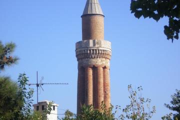 مسجد مناره کنگره‌دار